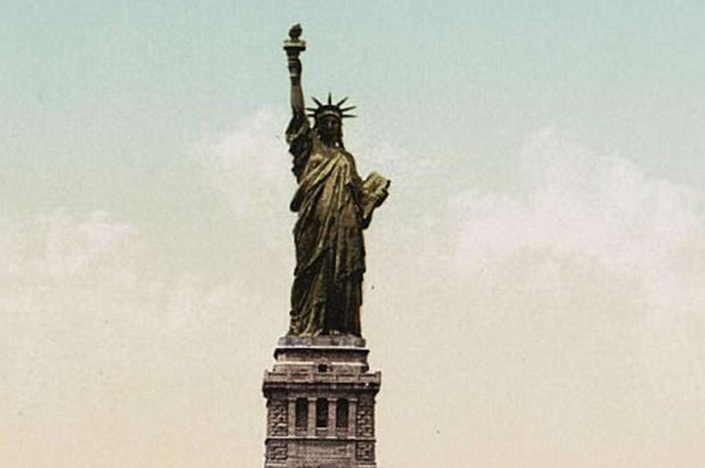 อนุสาวรีย์เทพีเสรีภาพ (The Statue of Liberty) ในอดีตที่สีของทองแดงค่อย ๆ เปลี่ยนไป