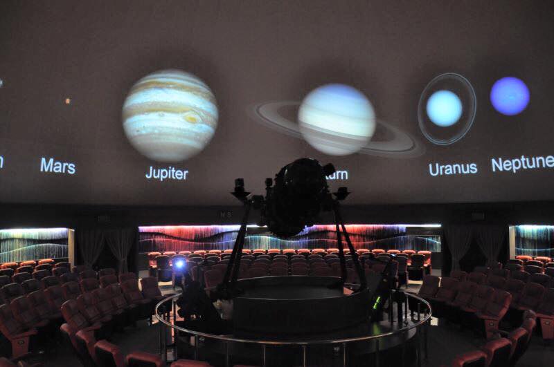 ภาพจากการฉายภาพของเครื่องฉายดาวระบบดิจิทัล ภายในอาคารโดมของท้องฟ้าจำลองกรุงเทพ (Bangkok Planetarium) 