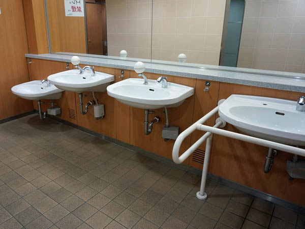 อ่างล้างมือในห้องน้ำสาธารณะ