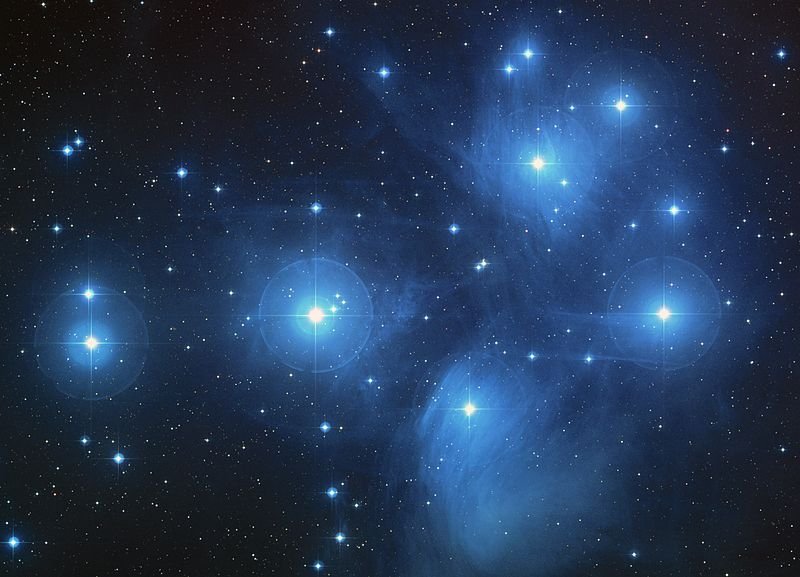 กระจุกดาวลูกไก่ หรือกระจุกดาวไพลยาดีส (Pleiades)